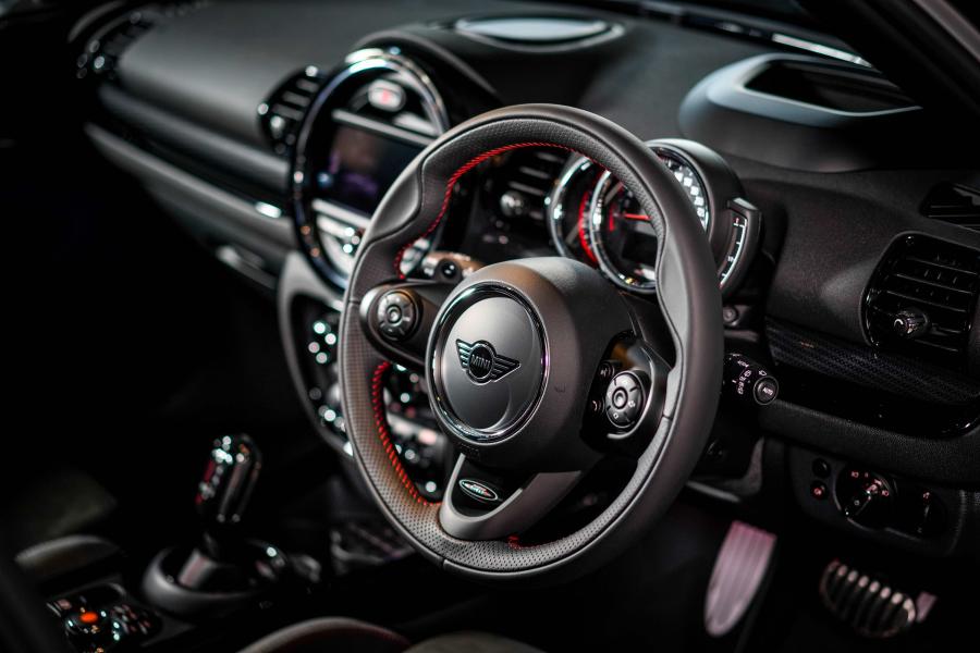 Интерьер Mini John Cooper Works Clubman (F54) 2019 года  (MY) (фото 3 из 5)